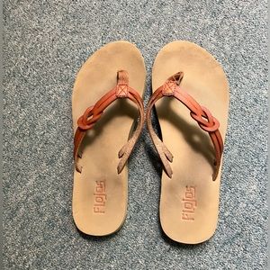 Womens Flojos Flip Flops Brown Leather/tan soft footbed. Sz 7.5. Loop Design.